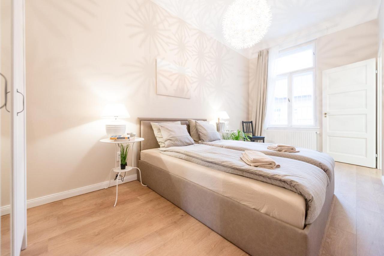 Downtown Heart 3 Bdr, 2 Bath, A/c Apartment *