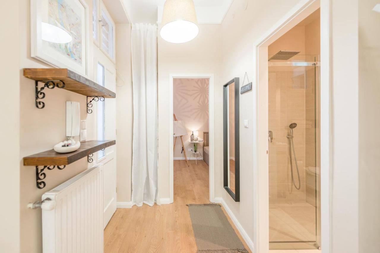 Apartment Downtown Heart 3 Bdr, 2 Bath, A/c *